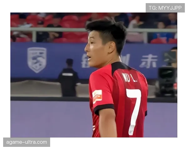 武磊强强对话中的高效终结：边路前插如何撕开防线